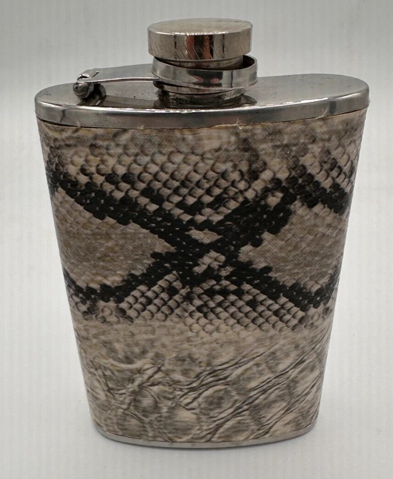 Frasco de piel de serpiente sintética no para consumo de alcohol 5 oz acero inoxidable grisáceo Halloween Foto 1 de 4