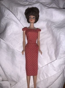 Abito Barbie rosso e bianco a pois guaina a pois anni '60 vintage Mattel & 2 appendiabiti - Foto 1 di 11
