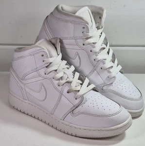 NIKE AIR JORDAN 1 MID (GS) "SHINY SWOOSH" (554725 126) SCARPE DA GINNASTICA TAGLIA 6 UK!! - Foto 1 di 13