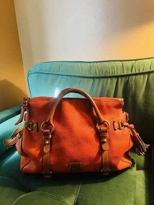 Cartera grande Dooney & Bourke en cuero granulado en naranja clementina  Foto 1 de 4
