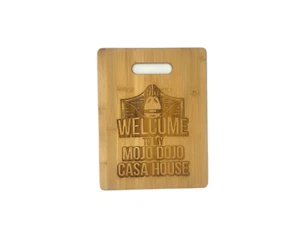 BIENVENIDO A MI MOJO DOJO CASA CASA Ken Guys Hombre Cueva Tablero de Cortar Madera Grabada - Imagen 1 de 1