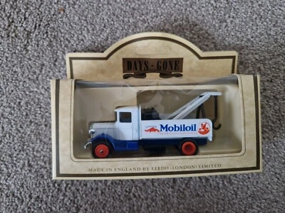 LLEDO DAYS GONE CLASSIC 'MOBIL OIL' 1934 MAC BREAKDOWN TRUCK REF 27033 - Image 1 of 3