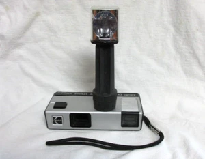 Vintage 1970s Kodak Pocket Instamatic 10 Camera W/ Flash & Unused Cube - Picture 1 of 3