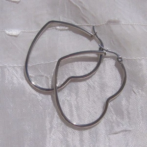 CREOLES INOXYDABLES PAIRE DE BOUCLES D'OREILLES COEURS 42mm x 36mm - IN57 - Picture 1 of 6