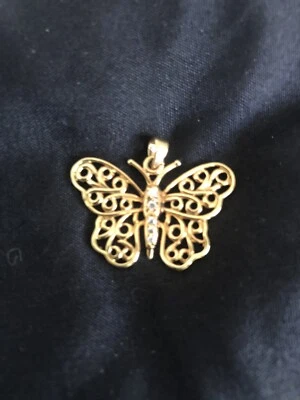 Dije collar mariposa con estrás de cristal con ajuste de metal dorado de 1”X 1” Foto 1 de 4