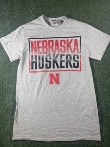 Camiseta Nebraska Cornhuskes Para Hombre Pequeña Gris Ropa Universitaria Fanático  - Imagen 1 de 6