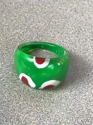 Verde brillante con círculos blancos y rojos pintados de plástico transparente cónico ligeramente abovedado  Foto 1 de 4