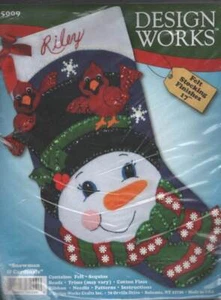 KIT DE MEDIAS DE FIELTRO/LENTEJUELAS/CUENTAS DESIGN WORKS MUÑECO DE NIEVE Y CARDENALES TALLA 17" - Imagen 1 de 2