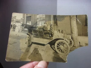 Mann im alten Auto Straßenansicht Szene & Stenotyp Schild Antik Echt Foto Postkarte  - Bild 1 von 3