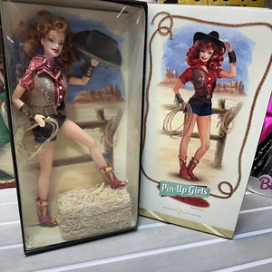 Neu im Karton 2006 FAO exklusives Gold Label Way Out West Barbie rothaarige Pin-up-Girls NRFB! - Bild 1 von 8