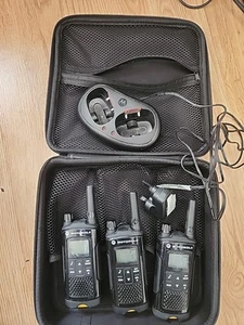 Motorola XT180 Two Way Radio, Complete with Belt Clip, Charger & Batteries - Zdjęcie 1 z 9