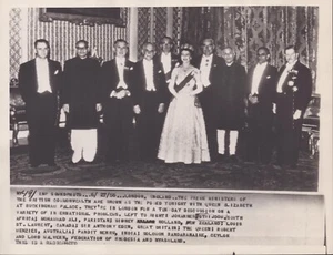 La reina Isabel posa con los primeros ministros - Foto de prensa 1956 - Imagen 1 de 2