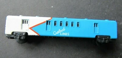 Carro de tren Galoob en librea azul y blanca líneas Galoob 3 pulgadas 8 cm de largo Foto 1 de 4