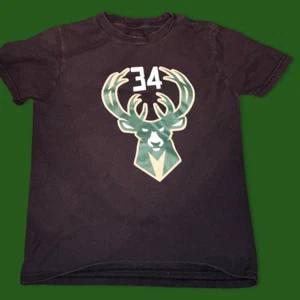 Youth NBA Black Milwaukee Bucks Giannis Antetokounmpo T-Shirt Size 4 Small - Picture 1 of 4