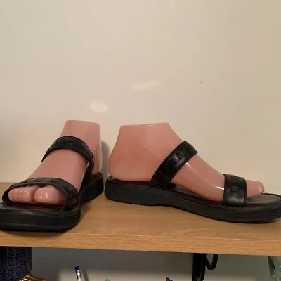 SANDALIAS SIMPLES DE CUERO TEJIDO NEGRO 7.5 EE. UU.  Foto 1 de 3