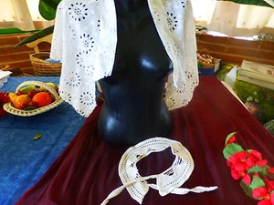 Lote Cuello Hecho a Mano + Bordado Inglés A Acabado = Bonito Capa para Tocador - Picture 1 of 1