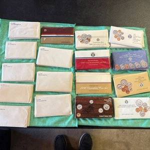 Lote de 50 juegos de monedas sin circular de Estados Unidos - Imagen 1 de 9