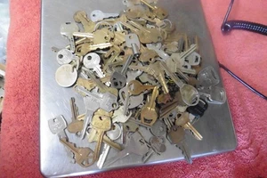 Vintage Brass keys all types brass keys cut 3lbs - Picture 1 of 4
