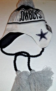 CAPPELLO BERRETTO DALLAS COWBOYS NFL NEW ERA AUTENTICO INVERNALE IN MAGLIA CON POM NUOVO CON ETICHETTE - Foto 1 di 3