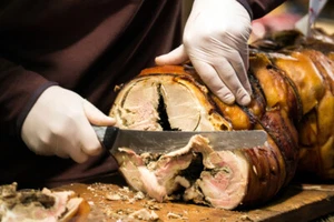 Porchetta artigianale Umbra intera Kg. 12,000 - Cotenna Croccante - Norcineria - Foto 1 di 9