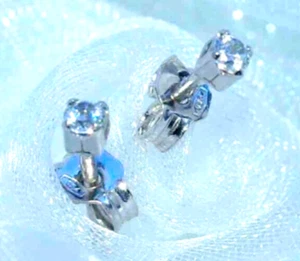 PENDIENTES 750 oro blanco 18 quilates oro UNISEX enchufe 2,1 mm👍brillan super - WOW - Imagen 1 de 5
