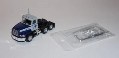 Tracteur Mack 603 day cab double drive livrée grise et bleue Overnite HO 1/87 - Photo 1/4