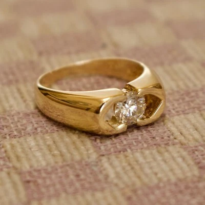 КОЛЬЦО ESTATE UNI-SEX ИЗ ЖЕЛТОГО ЗОЛОТА 14 КАРАТ С НАТУРАЛЬНЫМ ДОБЫТЫМ БРИЛЛИАНТОМ 0,75 КАРАТА (размер семь) - Изображение 1 из 4