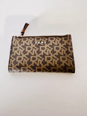 DKNY BRYANT TARJETERO PLEGABLE CARTERA MARRÓN PVC Foto 1 de 4