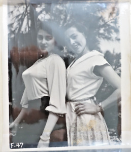Akt 4x5 Zdjęcie Dwa ładne damskie nylony Oryginalne Vintage lata 1950. Pinup Print, 9M