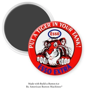 Esso Extra Tigar in Ihrem Tank 2,25" Retro-Stil magnetische Rückseite Knopf Abzeichen - Bild 1 von 1
