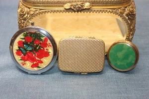 Lote de aparadores, juego de 3 compactos, pastilleros, Revlon Love-Pat, floral, Inglaterra - Imagen 1 de 12