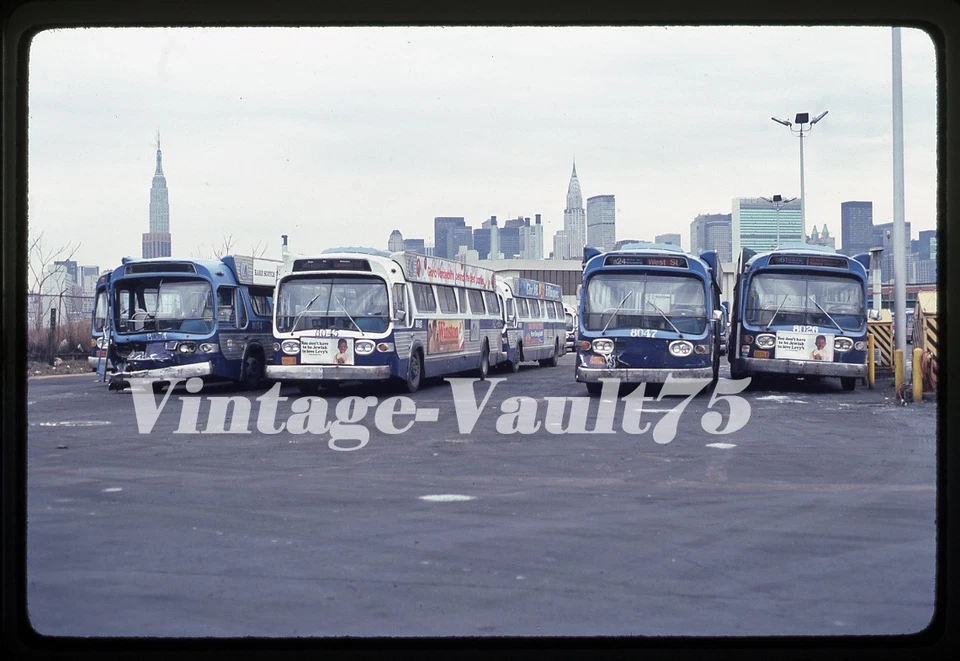 Autobús deslizable original NYCTA BROOKLYN NYC NYC TRANSIT CROSSTOWN GARAJE KODACHROME 1981 Foto 1 de 1