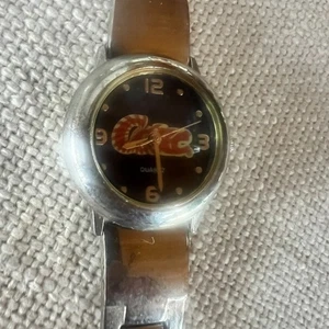 2003 Coca-Cola Coke Memorabilia Uhr Rot Gold Edelstahl Retro Popkultur Y2K - Bild 1 von 9