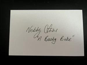 NOBBY STILES - MANCHESTER UNITED & ENGLAND LEGEND -BUSBY BABE SIGNED CARD - Picture 1 of 1