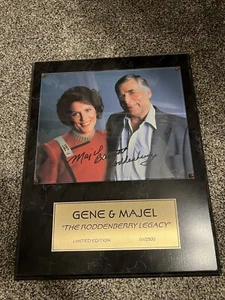 Gene & Majel THE Roddenberry Legacy foto autografata (rack inferiore) - Foto 1 di 1