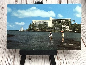 Hilo Bay HI-Hawaii Grand Naniloa Surf Resort Angeln Vintage Postkarte - Bild 1 von 4