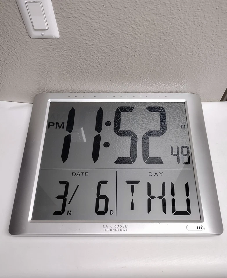 La Crosse Jumbo Digit Atomic Wall Clock 515-1316 - Rare, Retired, 19.5" x 15.5" - Image 1 of 4