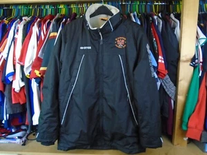 BLACKPOOL errea BLACK FOOTBALL FUSSBALL WATTIERTER MANTEL JACKE XL - Bild 1 von 5