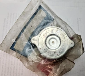 NOS 86-96 JEEP WRANGLER YJ SJ 83-01 Cherokee XJ RADIATOR CAP OEM 991516 - Foto 1 di 3