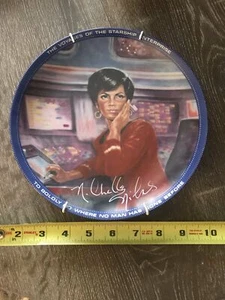 Nichelle Nichols “Uhura” Autographed Limited Edition 1984 Star Trek Plate - Picture 1 of 2
