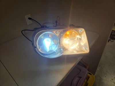Faro oculto de xenón para pasajeros Chrysler 300C SRT8 2005-2010 OEM Foto 1 de 4