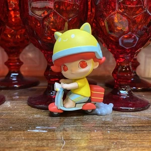 Pop Mart Dimoo Life University Series Mini Figur Delivery Boy - Bild 1 von 3