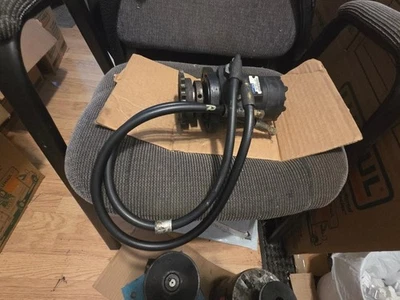 TENNANT 8300 & MORE Tennant 386703 - Genuine OEM EATON MOTOR, HYD, GEAR, INT - Image 1 of 3