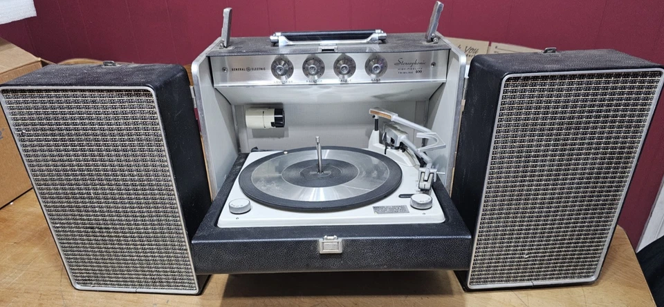 VINTAGE GE STEREOPHONIC HIGH FIDELITY TRIMLINE 400 PORTABLE RECORD PLAYER - Image 1 of 4