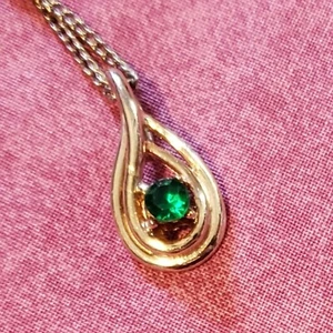 Colgante Ronté Of Beverly Hills El Nudo de Amor Chapado en Oro Elemento Esmeralda E1 - Imagen 1 de 11