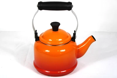 Tetera Le Creuset Demi 1,25 Qt llama naranja ombre esmalte SIN silbato Foto 1 de 4