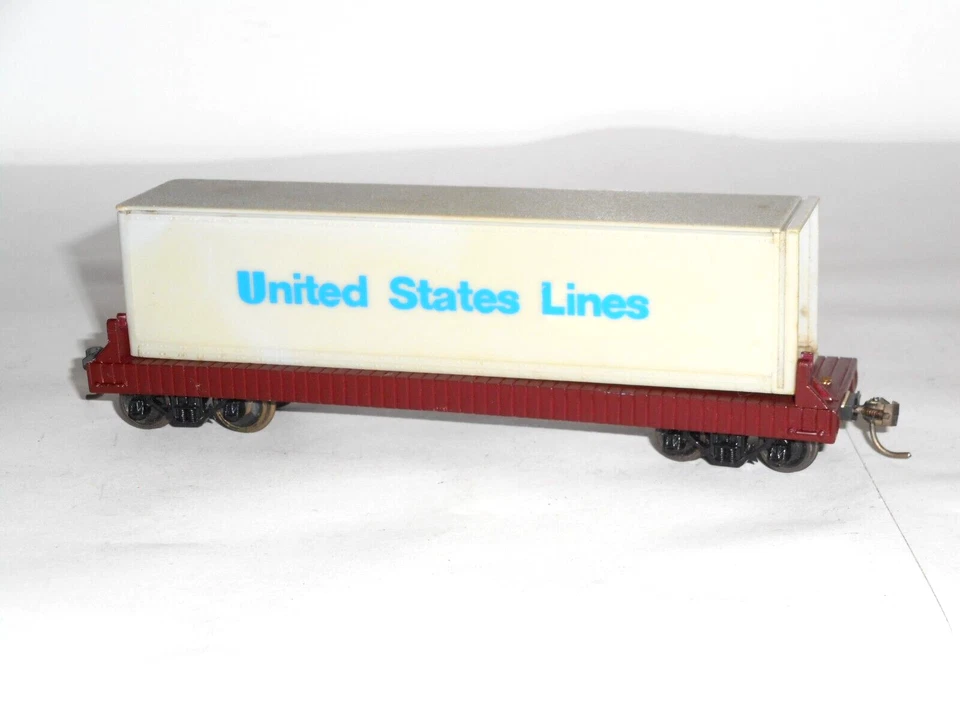 Tyco flatcar & unbranded container . Good overall cond. HO Scale. No box. - Image 1 of 4