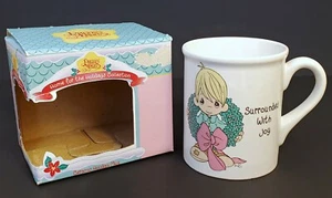 Precious Moments Porzellan Urlaub Tasse 1995 ~ UMGEBEN VON FREUDE - Bild 1 von 7