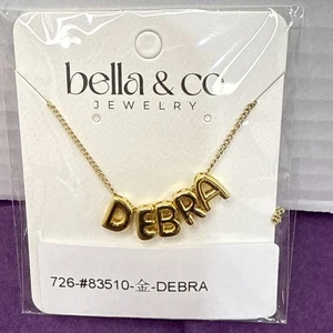 Collana con nome lettera bolla "DEBRA" placcata oro NUOVA BELLA & CO gioielli - Foto 1 di 4