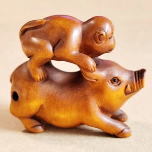 Y8381 - Figura Netsuke de boj tallada a mano de 2": mono y cerdo - Imagen 1 de 5